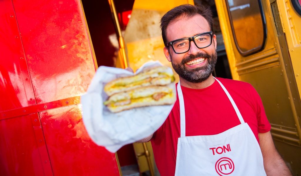  Toni Carceller, ex concursante de Masterchef, promueve la fusión de gastronomía local y recetas típicas del street food en Valencia