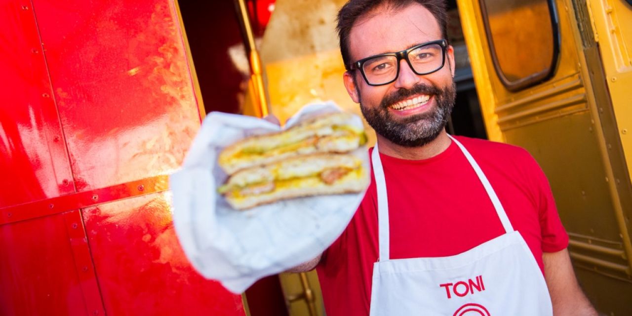  Toni Carceller, ex concursante de Masterchef, promueve la fusión de gastronomía local y recetas típicas del street food en Valencia