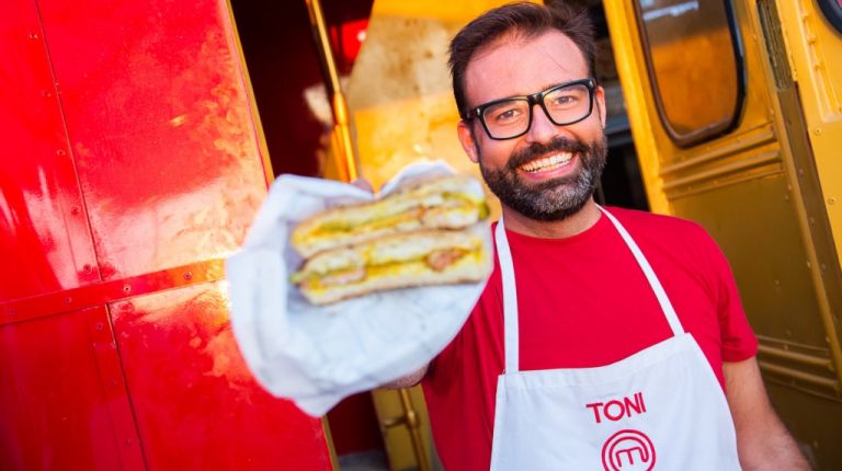 Toni Carceller, ex concursante de Masterchef, promueve la fusión de gastronomía local y recetas típicas del street food en Valencia