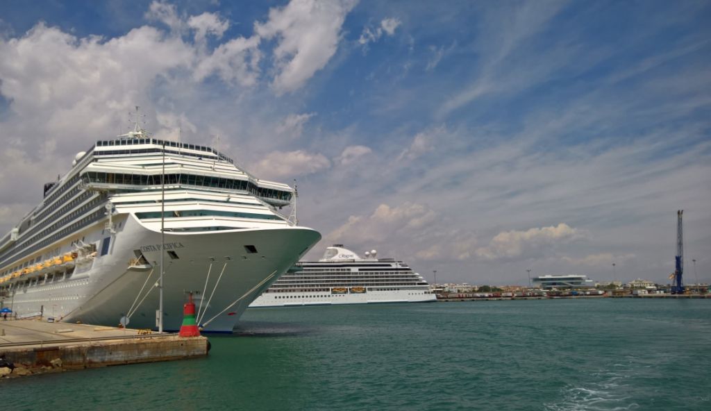  Valenciaport presenta su oferta de cruceros bajo el lema “Valencia se viste de verde”