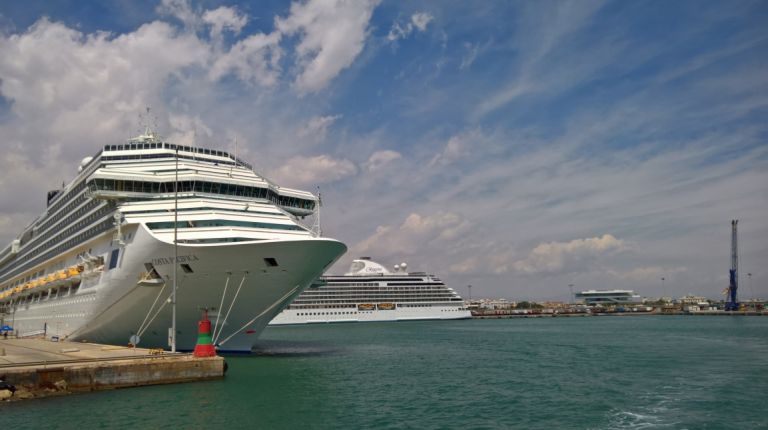 Valenciaport presenta su oferta de cruceros bajo el lema “Valencia se viste de verde”