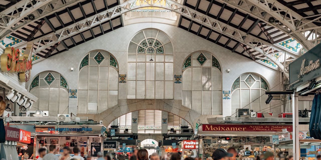 El Mercado Central de València anima a sus clientes a disfrutar del Día Mundial de la Alimentación saboreando sus productos frescos y de alimentación
