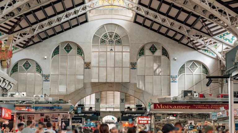 El Mercado Central de València anima a sus clientes a disfrutar del Día Mundial de la Alimentación saboreando sus productos frescos y de alimentación