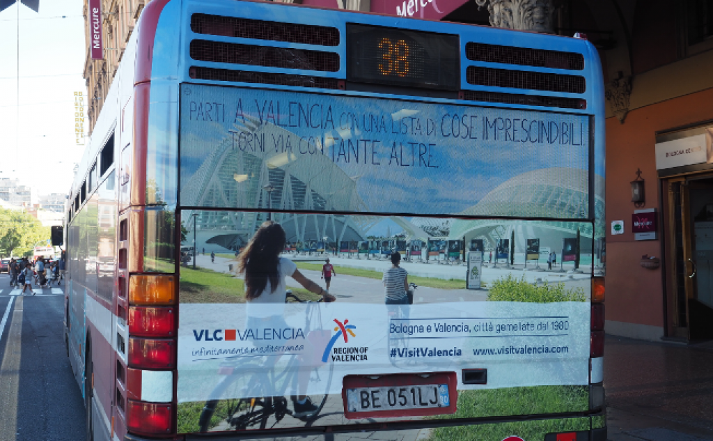  València promueve su oferta turística en los autobuses de la ciudad italiana de Bolonia 