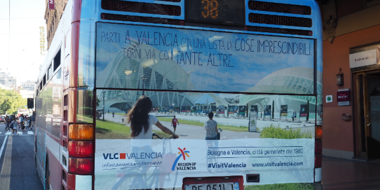  València promueve su oferta turística en los autobuses de la ciudad italiana de Bolonia 
