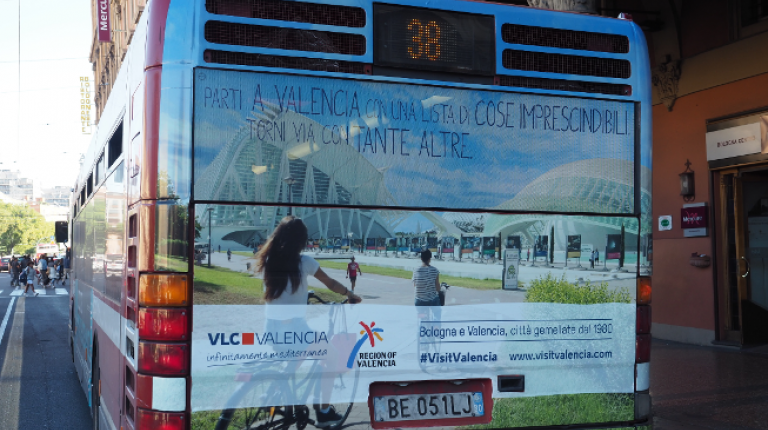 València promueve su oferta turística en los autobuses de la ciudad italiana de Bolonia 