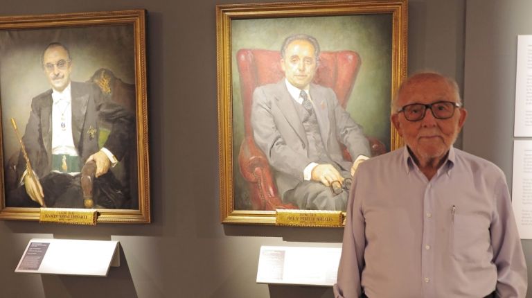 El ex presidente Perelló Morales visita su retrato oficial en la muestra Las imágenes del poder del MuVIM