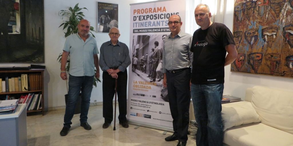  El diputado Xavier Rius y el fotógrafo Joaquín Collado firman el acuerdo  de itinerancia de la muestra La València oblidada