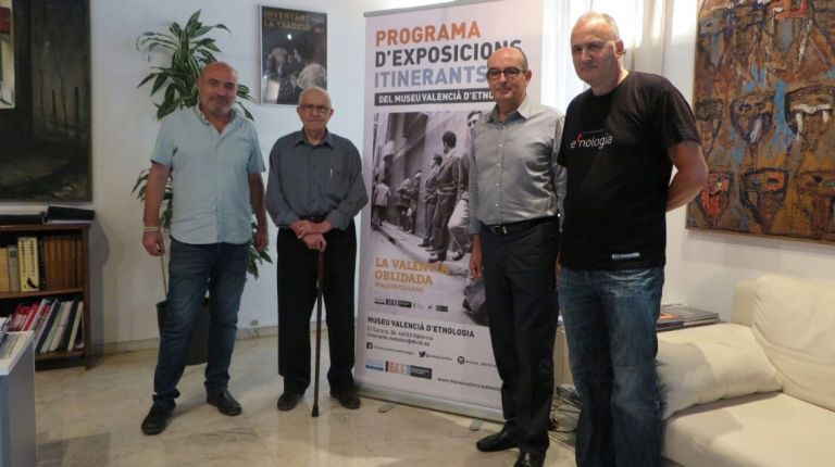 El diputado Xavier Rius y el fotógrafo Joaquín Collado firman el acuerdo  de itinerancia de la muestra La València oblidada
