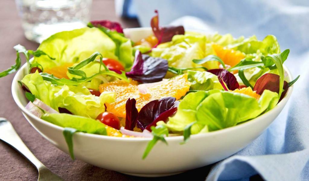 Ensalada con vitaminas: naranja, fresas y atún