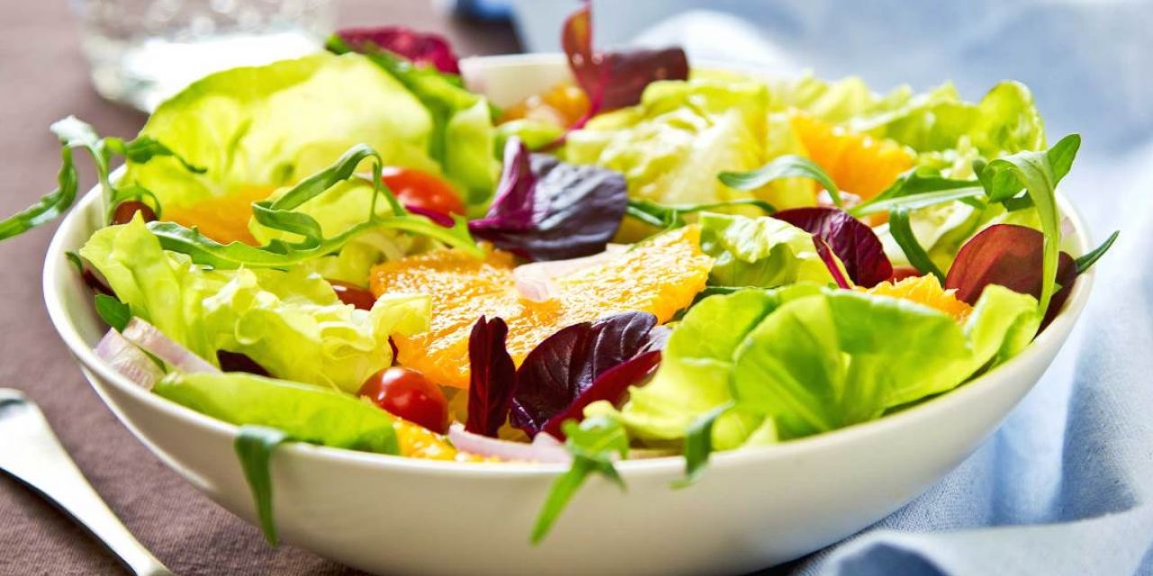 Ensalada con vitaminas: naranja, fresas y atún
