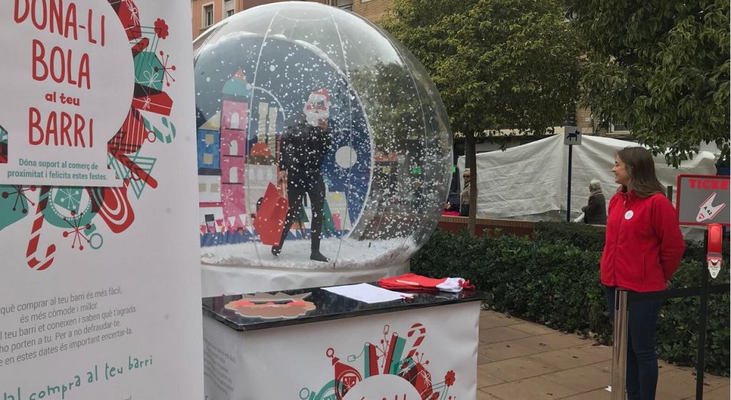  Una bola de nieve gigante recorre València para apoyar el comercio local 